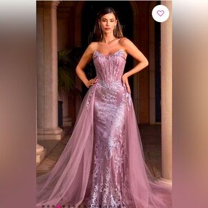 Beautiful gown perfect for prom or ball